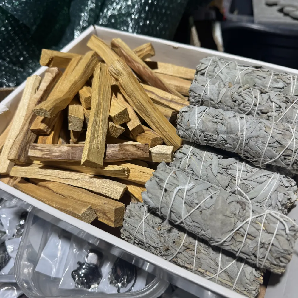 BOX salvie albă și Palo Santo – 10 buchete + 50 bucăți