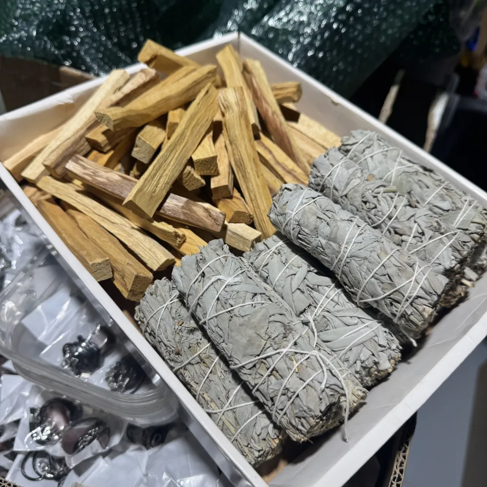 BOX salvie albă și Palo Santo – 10 buchete + 50 bucăți